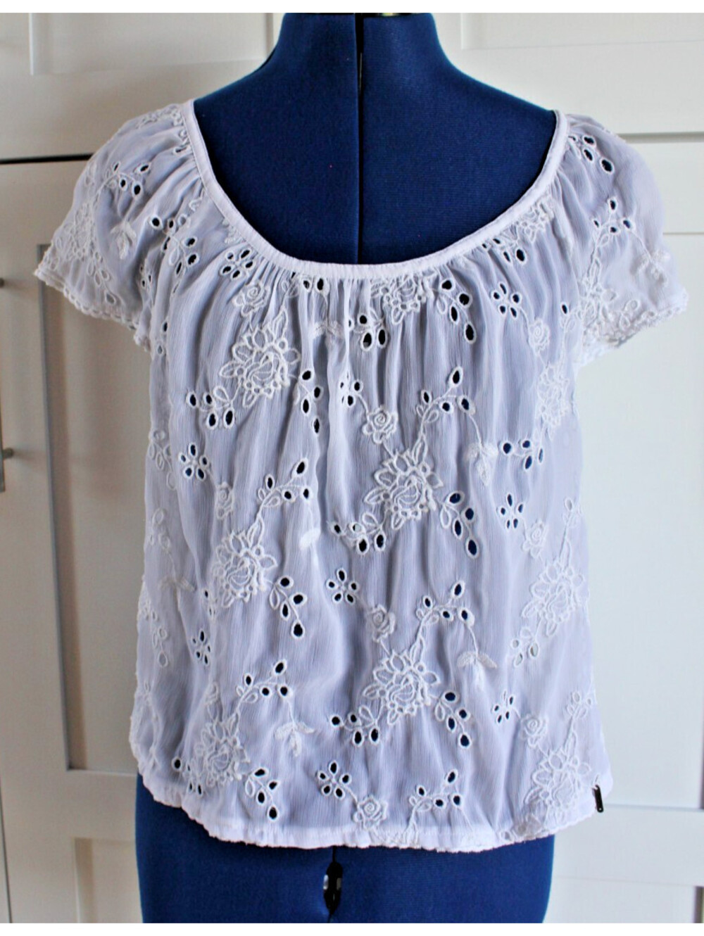Abercrombie & Fitch White Cap Sleeve Semi-Sheer Top Bow Back Floral Size M
